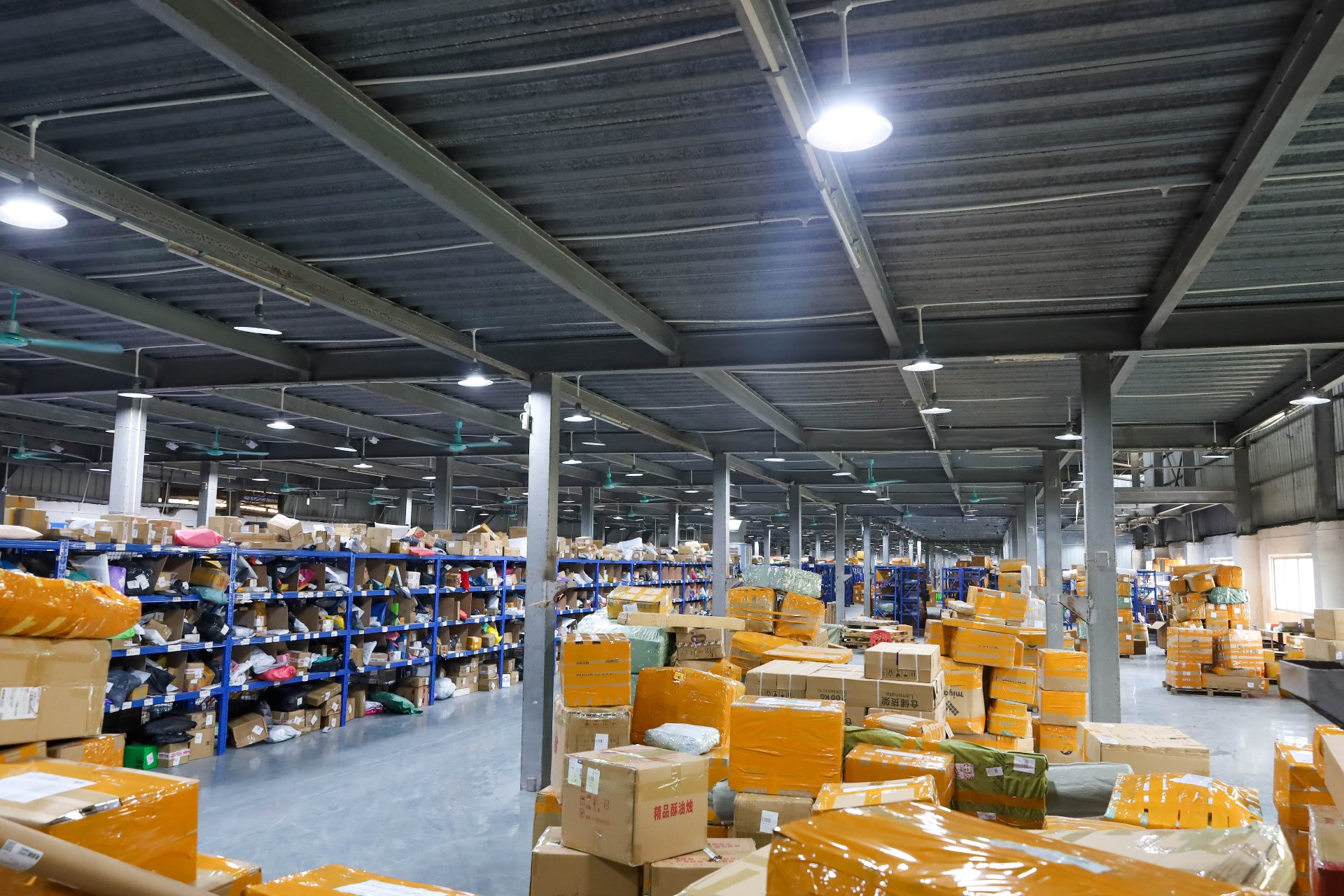Outbound Parcels · Dispatched steadily every day